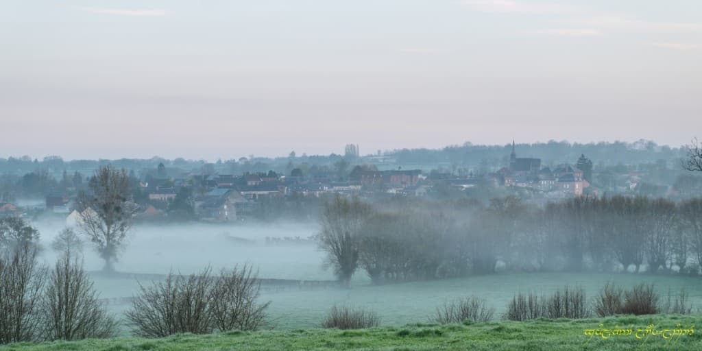 Au loin, le village