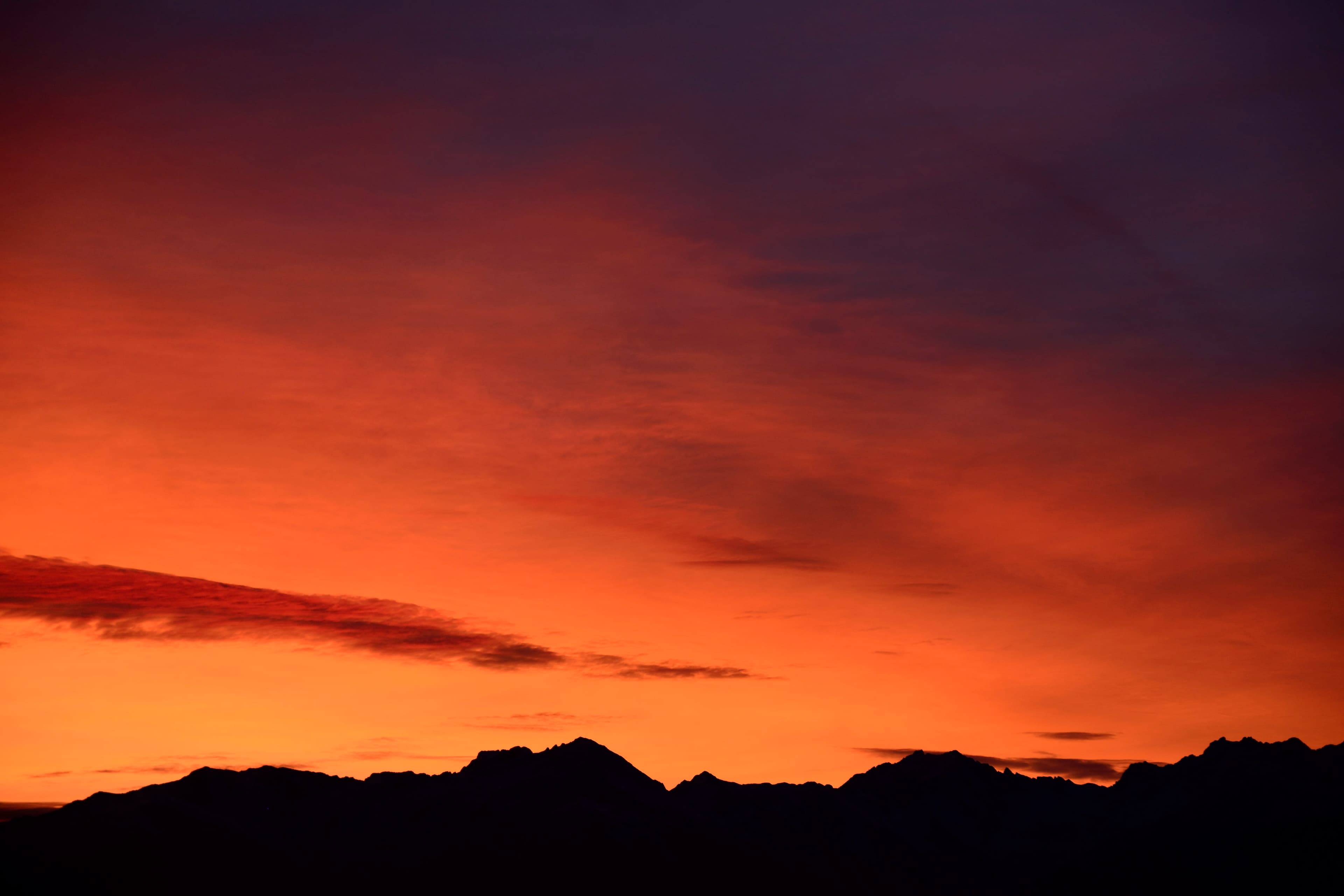 Ciel en feu avant lever du soleil