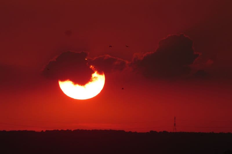 soleil couchant dans l'écarlate hier