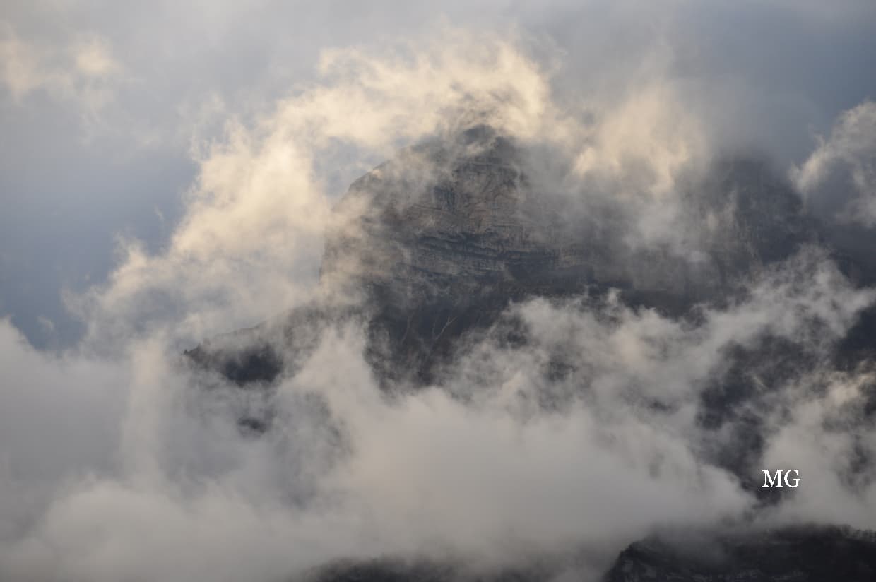 Nébulosité "échevelée" aprés la pluie sur la dent de Crolles !!!