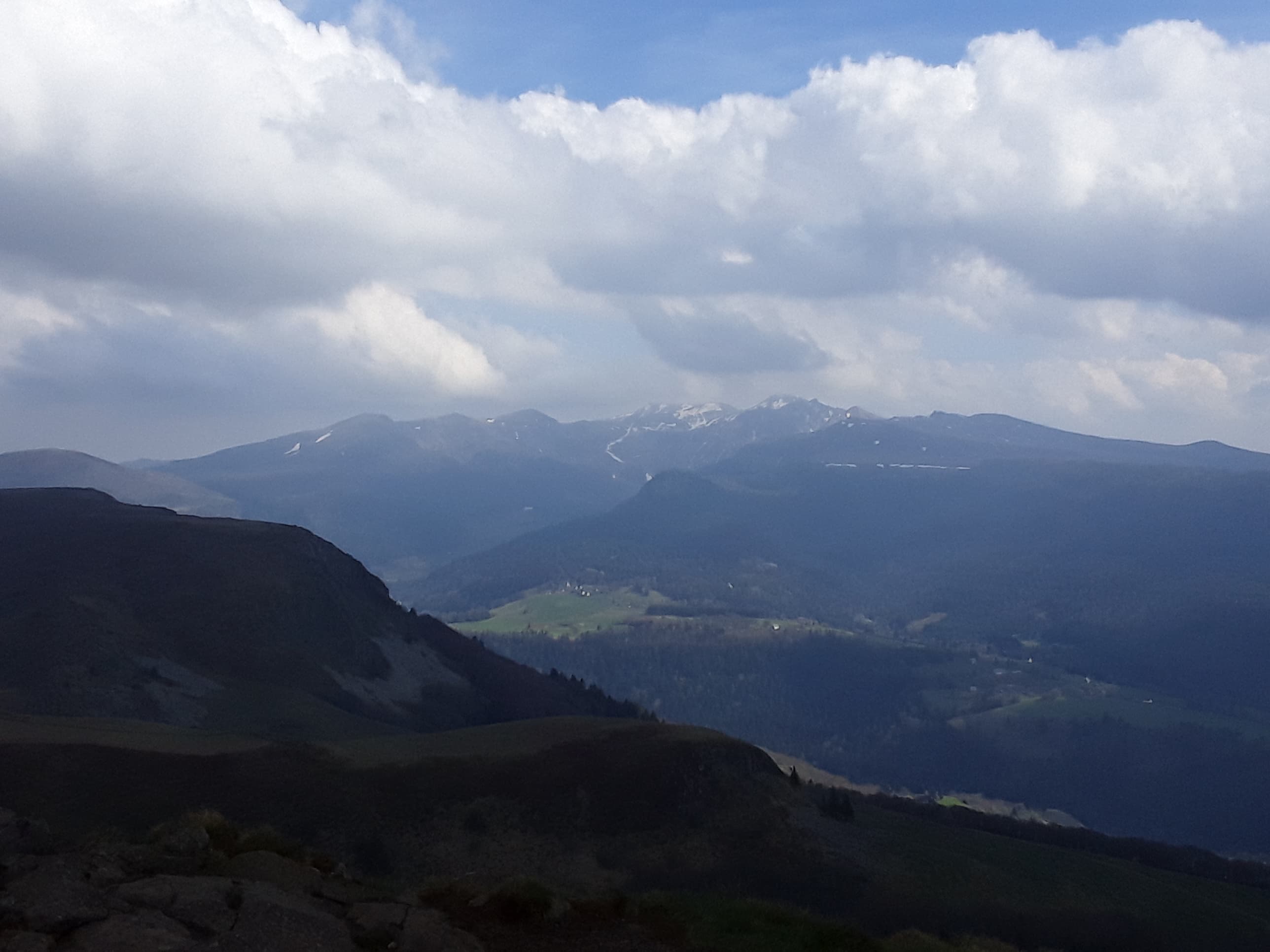 Nuages et dernières neiges sur le massif du Sancy