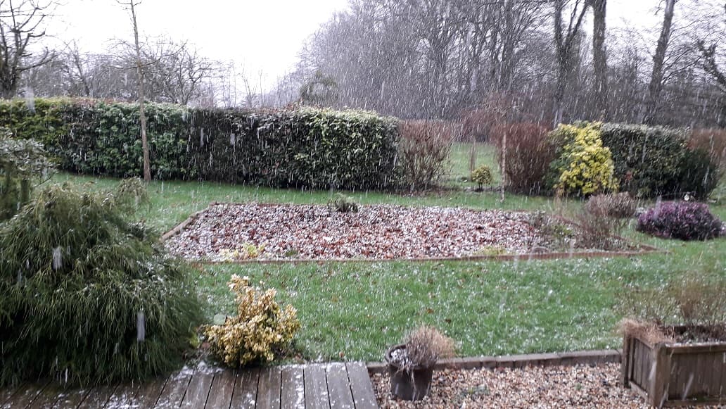 depuis 16h de courtes averses de neige se succèdent