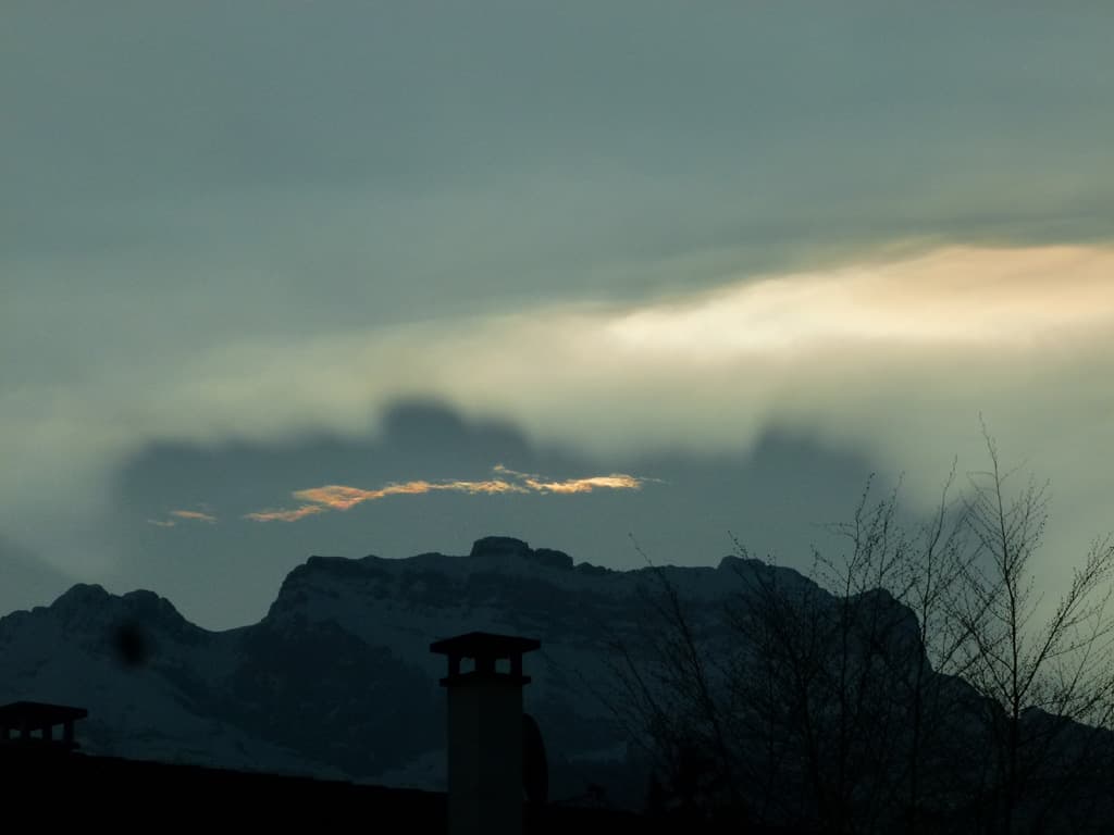 lever de soleil masqué par la Tournette