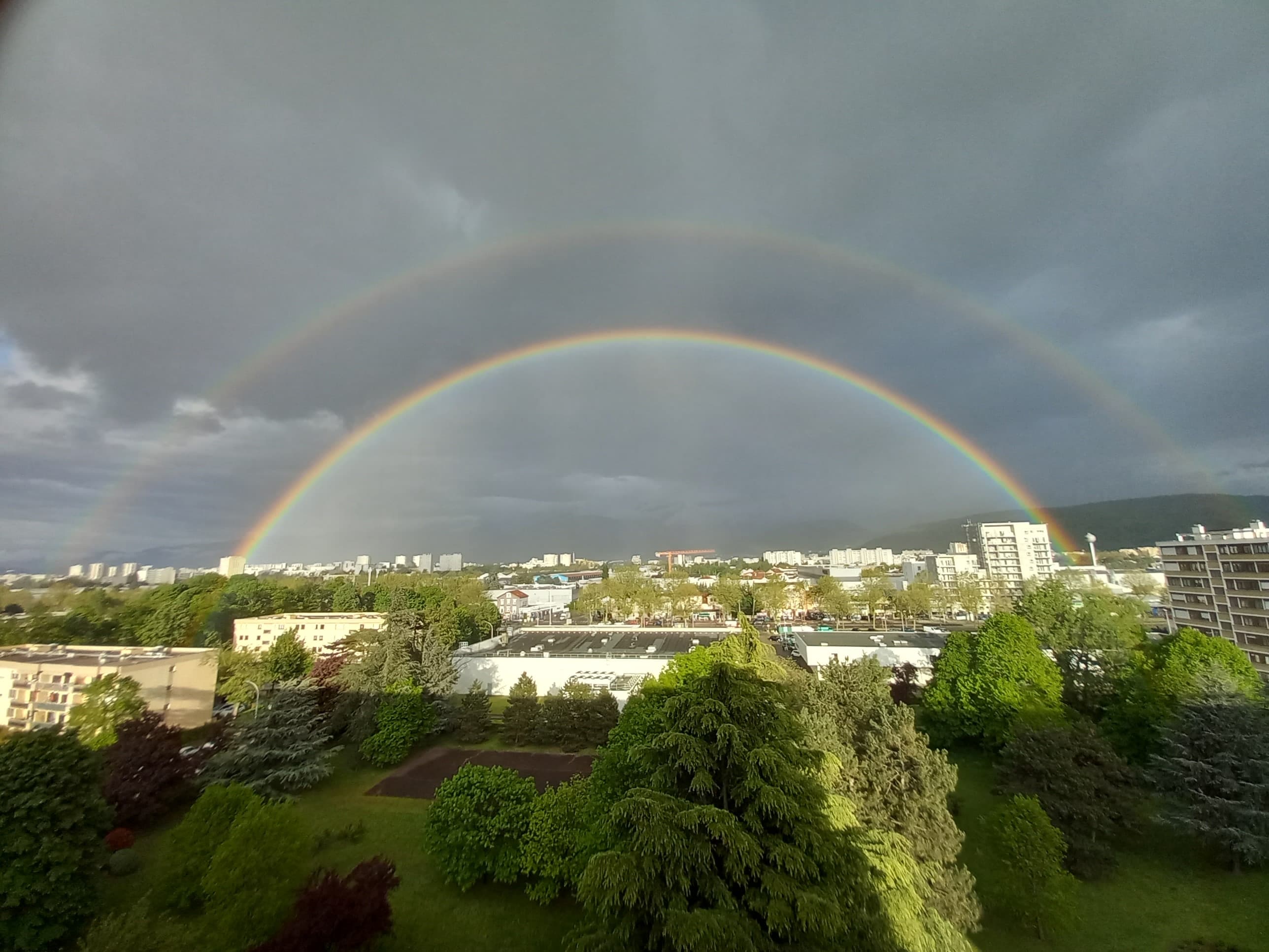 Arc primaire et arc secondaire d'arc en ciel avec bande sombre d'Alexandre entre les deux