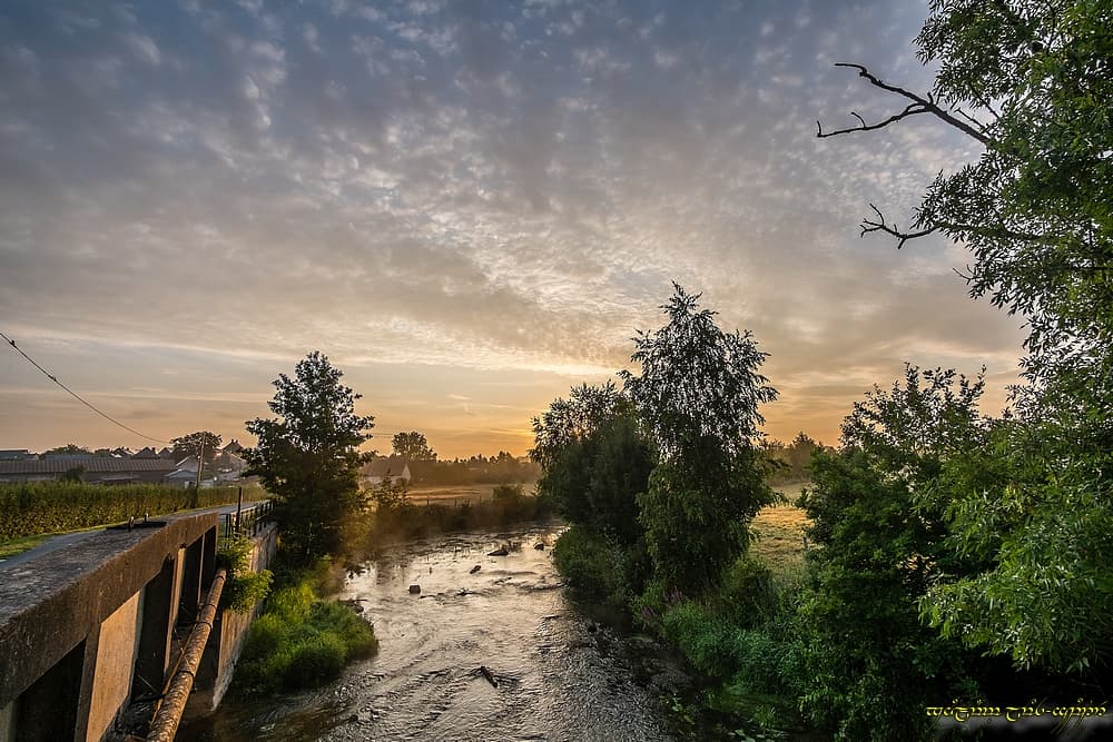 Abondance nuageuse près de la rivière