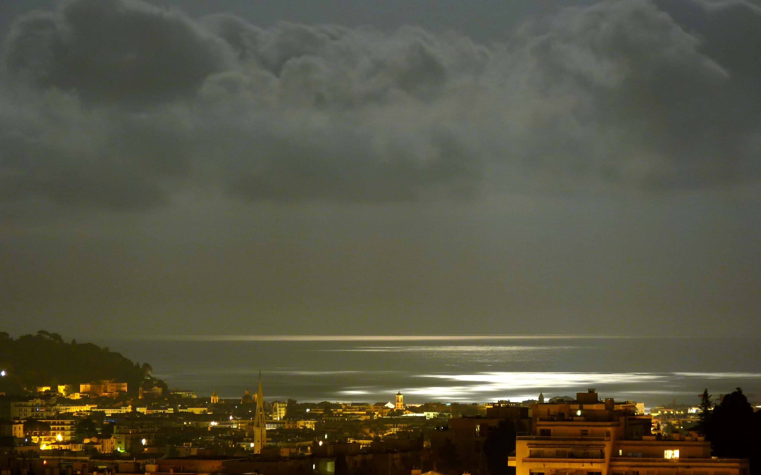 Sous les nuages la mer, sur la mer la lune