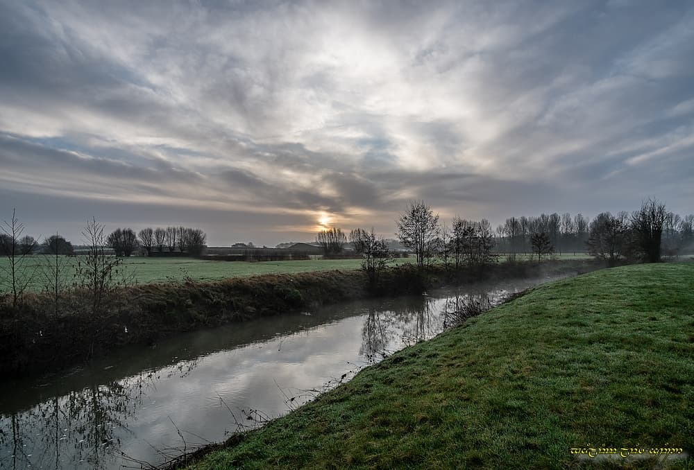 Ciel chargé, eaux de l'Helpe moins hautes