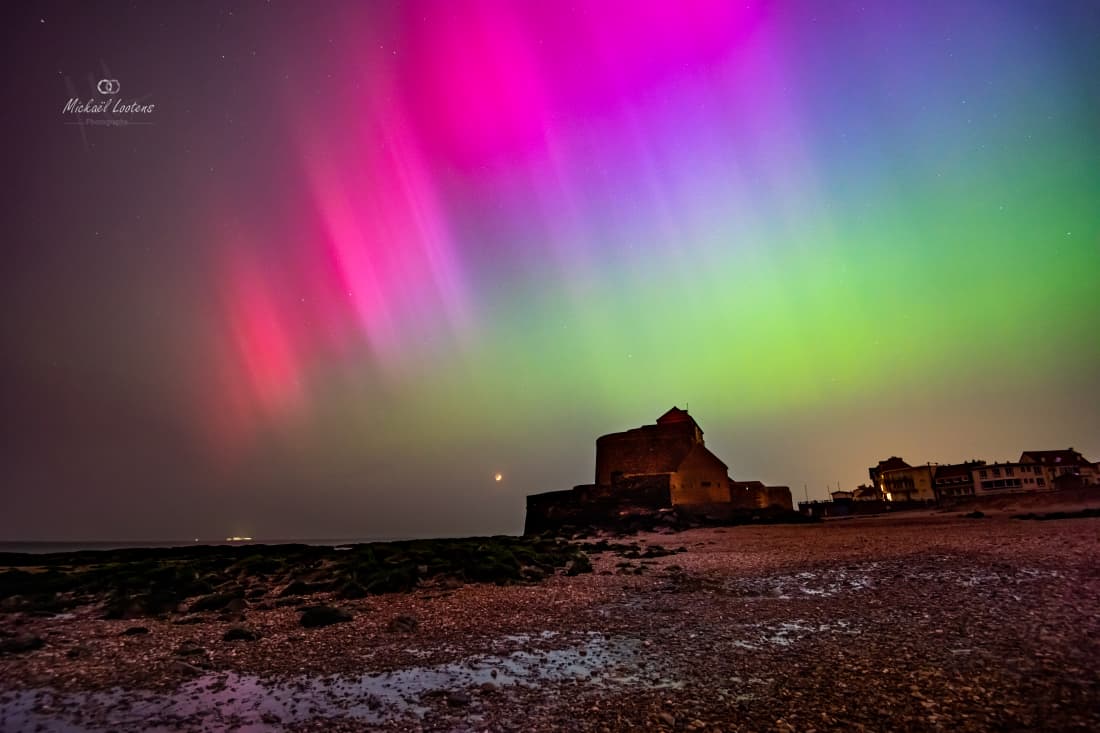 Aurore boréale sur la Côte d'Opale - Fort d'Ambleteuse (photo Mickael Lootens)