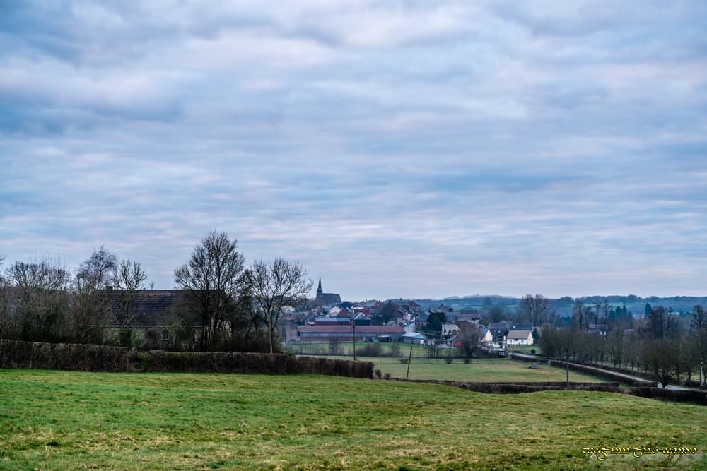 Le village sous la grisaille
