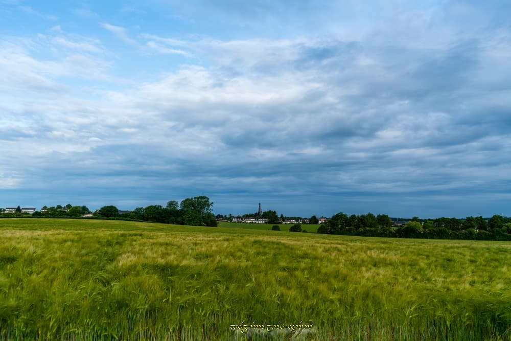 Au loin, le clocher-qui-penche