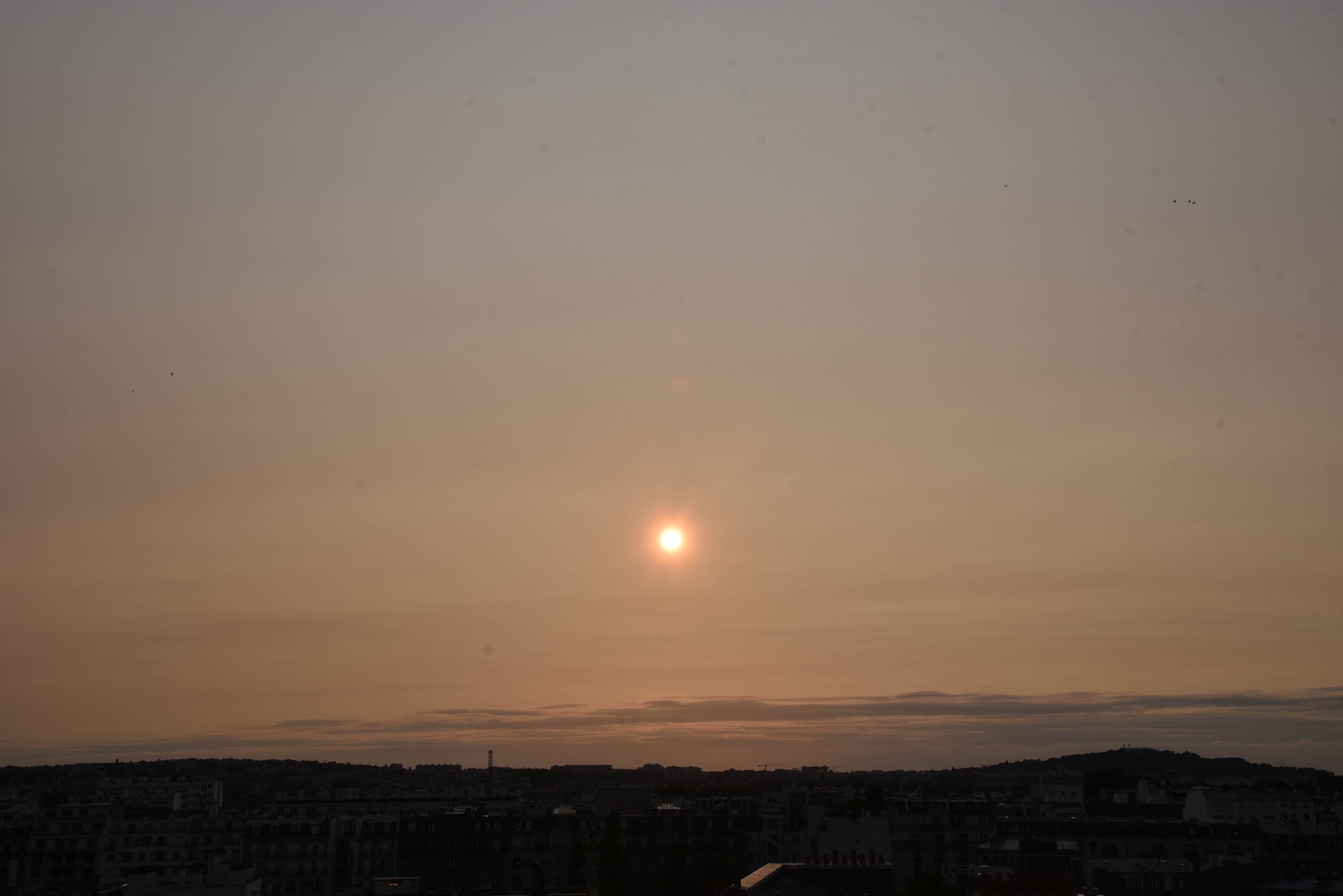 Soleil voilé par fumées canadiennes