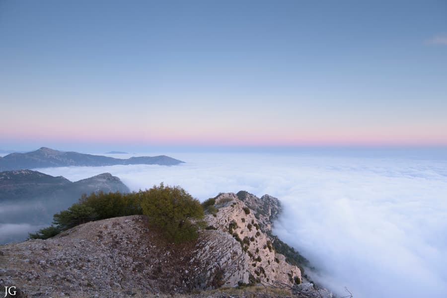 Image d'illustration pour Mers de nuages - la beauté secrète de l'hiver
