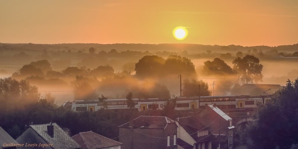 Un train dans la brume